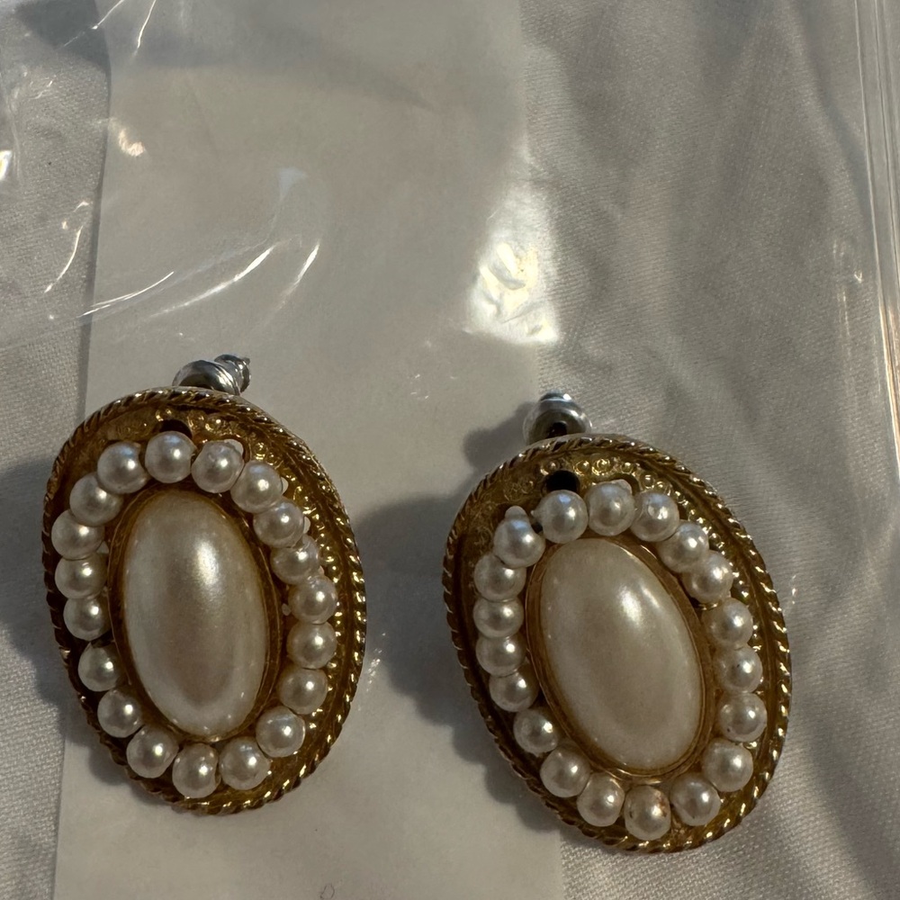 Vintage Preowned Faux Pearl Oval Earrings - Picture 3 of 6